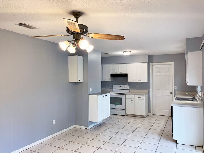 Foto del edificio - Lovely 3 Bedroom Home in Northwood - Fenced-in Yard