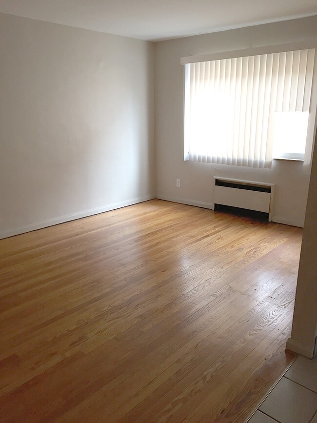 Vista de la sala de estar 1 - 6842 Montgomery Rd