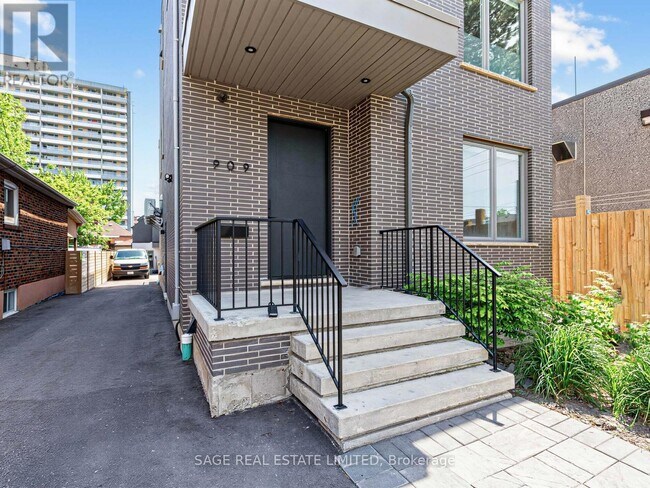 Photo du bâtiment - 909 Castlefield Ave
