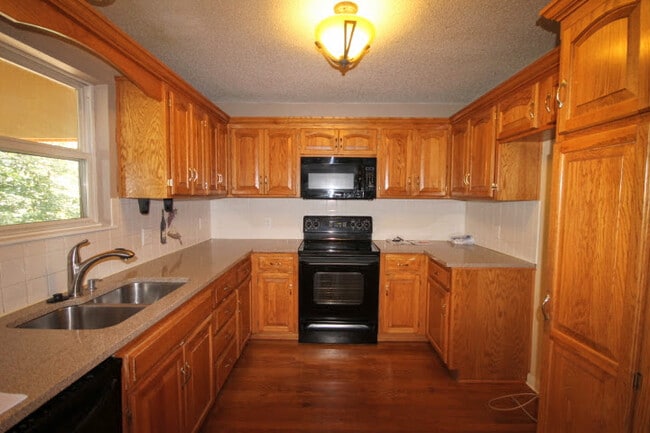 Granite Kitchen, Main Floor - 9505 NW 86th Ter
