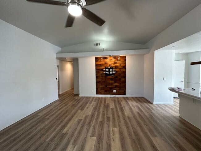 Foto del edificio - 3 Bedroom 2 Bathroom in NW Visalia