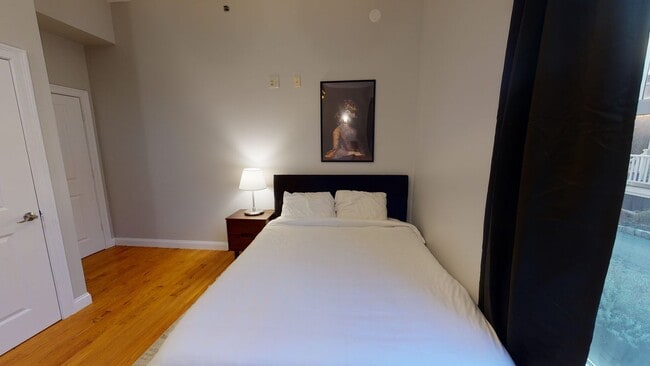 Building Photo - Queen room in 5-bed/2.5-bath Home