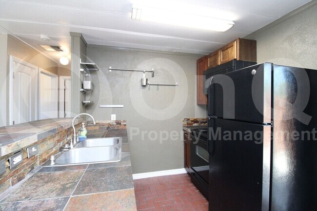 Foto del edificio - 1021 E Harry St