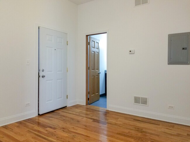Building Photo - 1712 W Sunnyside Ave