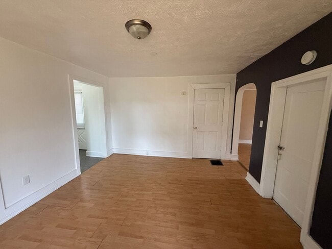 Building Photo - Large Duplex Available 6BD 2 BTH