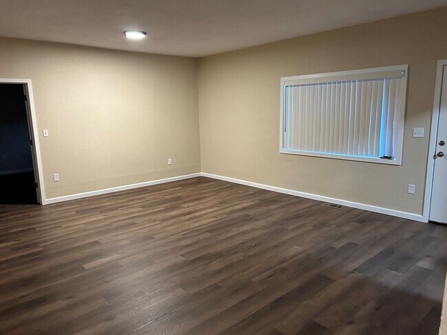 Building Photo - Centrally located Apartment