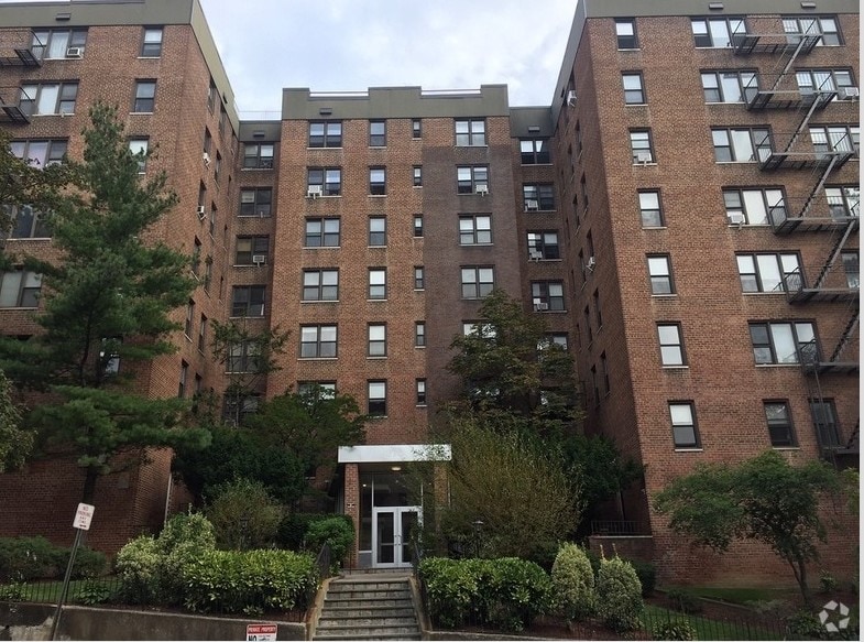 Primary Photo - 270 N Broadway