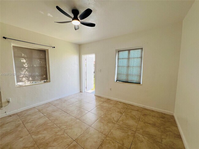 Foto del edificio - 3072 SW 16th St