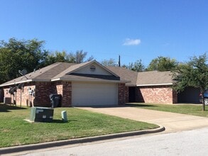 Building Photo - 10204 Hyacinth Ln