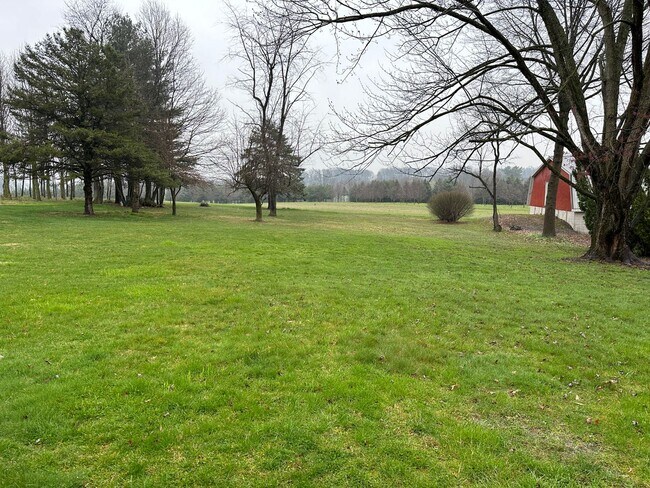 Foto del edificio - 3 bedroom 1 bathroom rancher with large yard