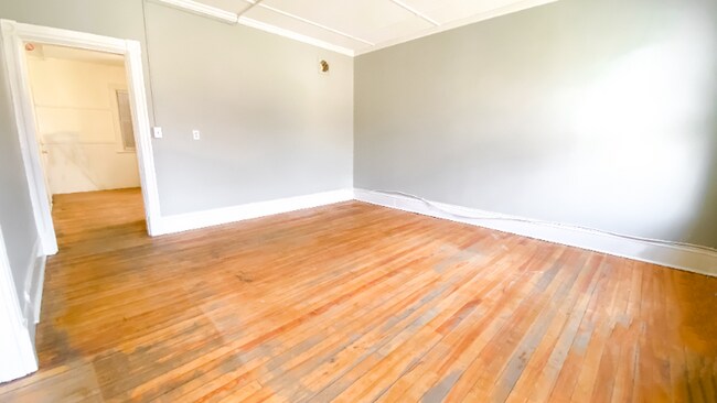 Building Photo - 462 Railroad St