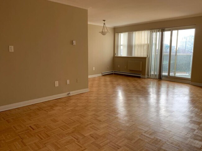 Building Photo - 365 Eglinton Ave E