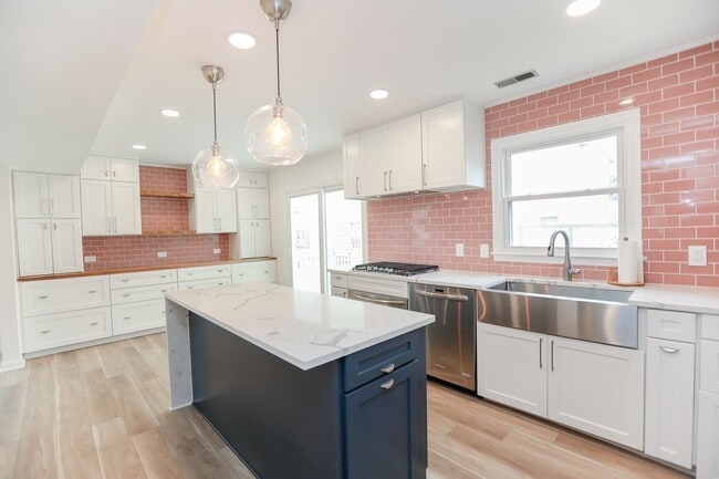 Building Photo - Beautifully renovated 3 bed 2.5 bath home ...