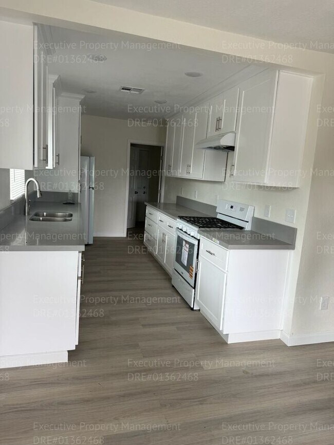 Foto del edificio - Remodeled 3-bedroom, 2-bath home near Ming Ave/ S. H St