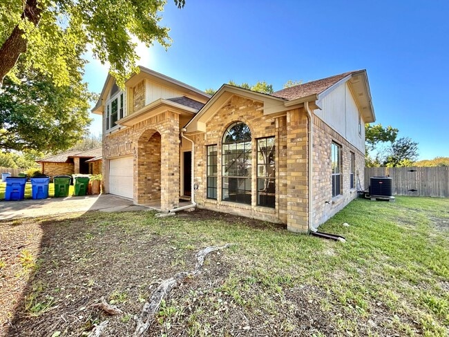 Foto del edificio - Spacious 4/BR 3.5/BA Two-Story Home with P...