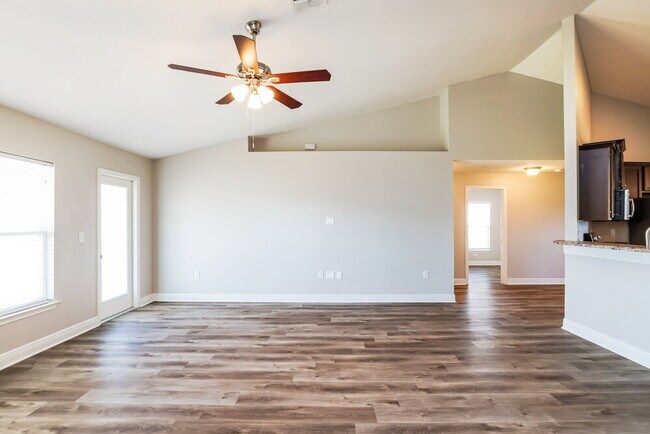Building Photo - 900 Chestnut Dr