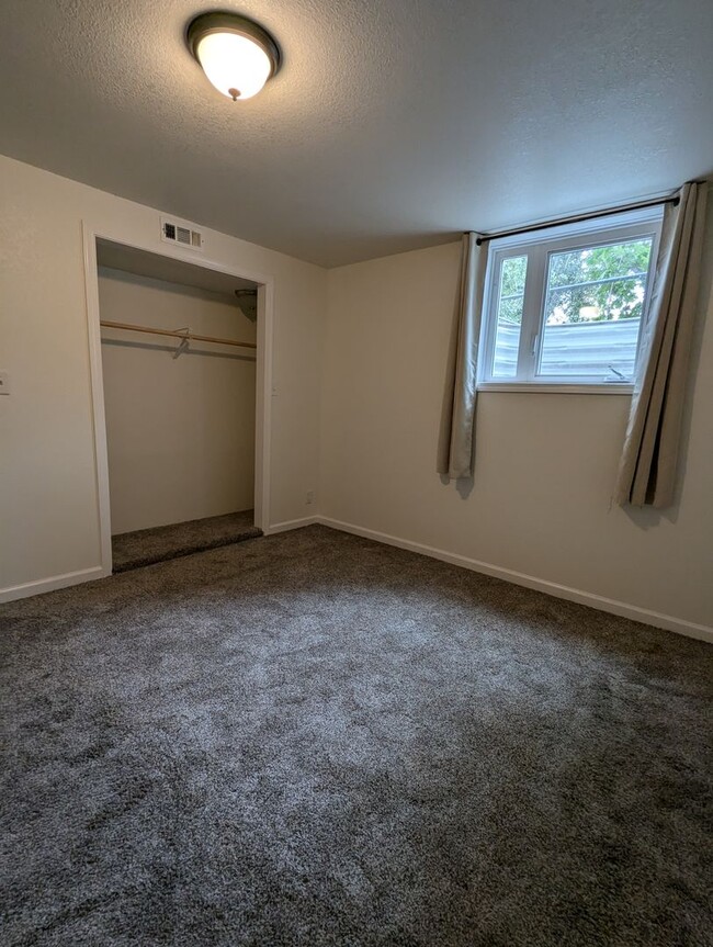 Building Photo - Large 4 bedroom 2.5 bath Orchards house wi...