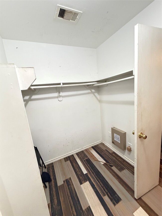 Building Photo - 8935 Lyndonnille Falls Ln