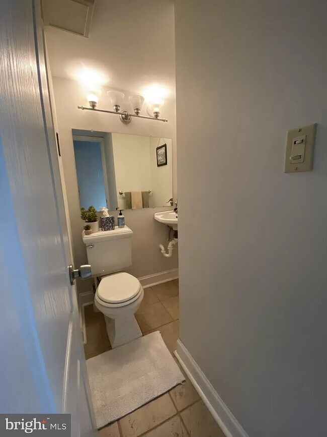 Baño de la planta baja - 316 S Columbus St