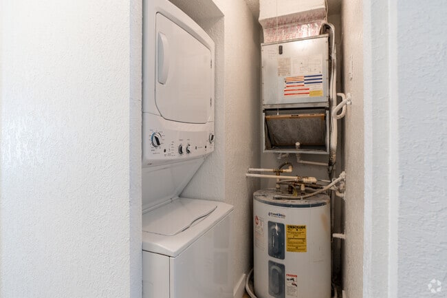 2BD, 1BA - 889SF - Laundry Room - Westshore Flats