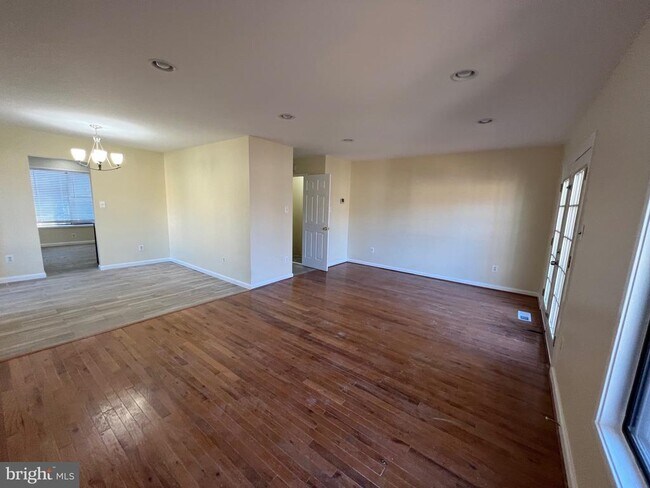 Building Photo - 12492 Oakwood Dr