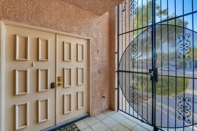 Building Photo - Immaculate 2 bedroom condo with all the ap...