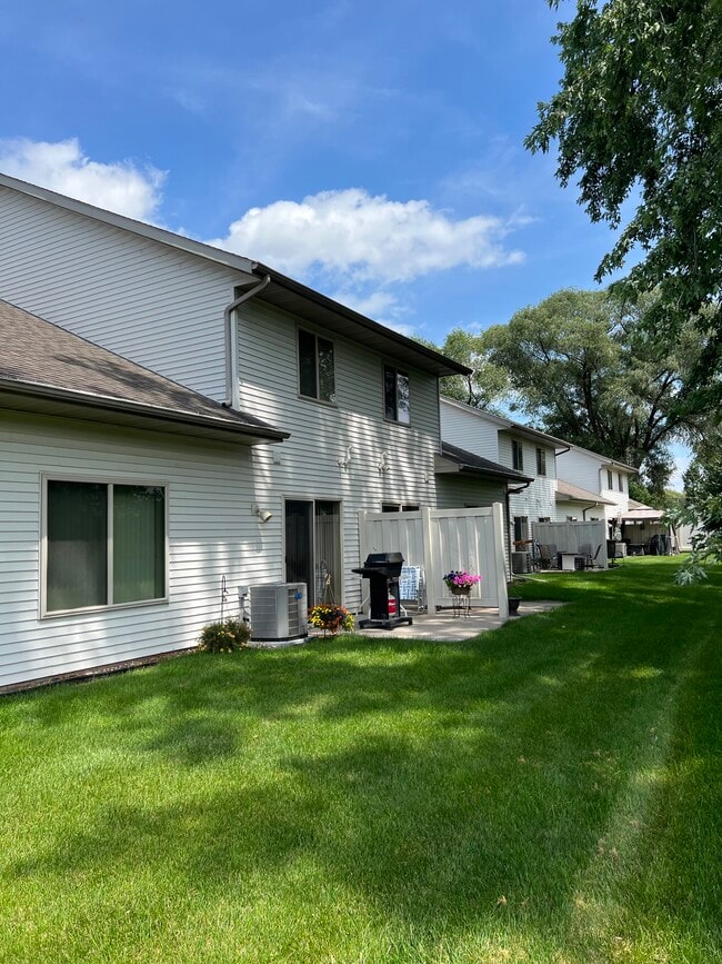 Building Photo - 2807 Lakeshore Dr