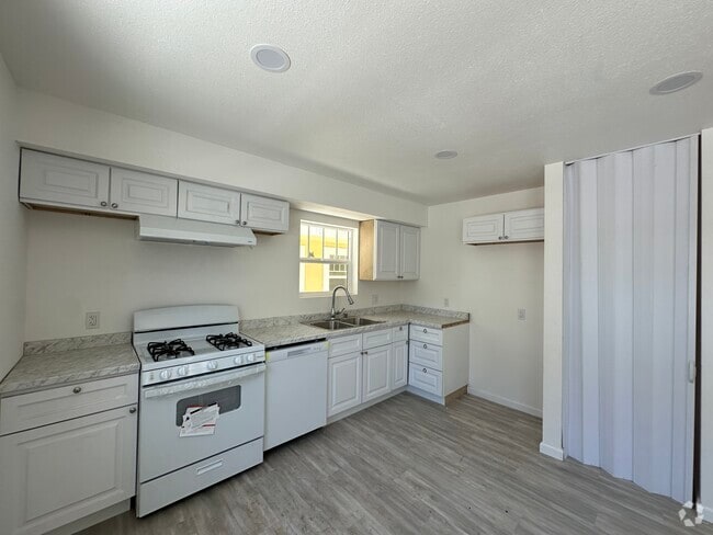 Building Photo - 616 S Van Ness Ave