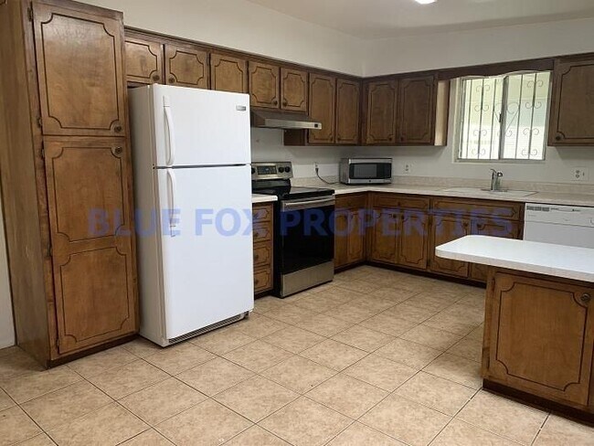 Building Photo - 1528 N Sycamore Blvd
