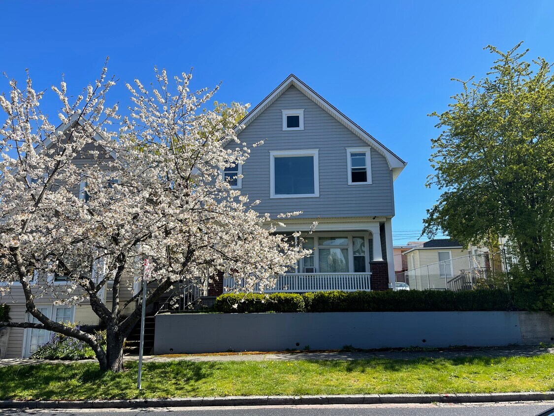Primary Photo - 617 N Oakes St