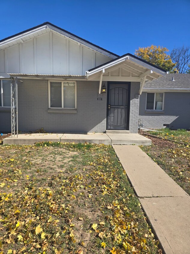 3 Bed, 1 Bath Duplex Available Now in Aurora - 3 Bed, 1 Bath Duplex Available Now in Aurora