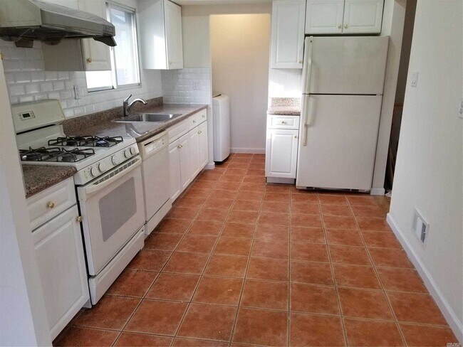 Foto del edificio - 240-40-240-67 67th Ave