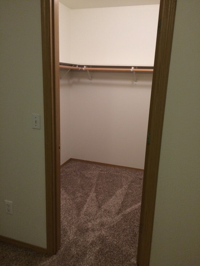 Building Photo - 5475 Glenridge Way