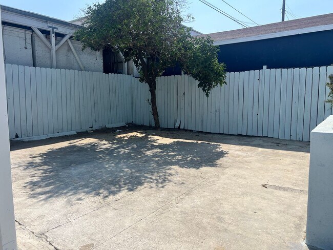Building Photo - 3-bedroom, 2-bath home move-in ready