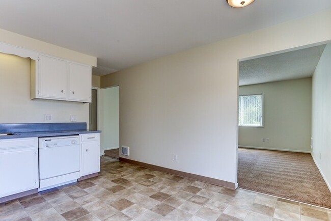 Building Photo - Ground Floor 2bed/1bath! With a private pa...