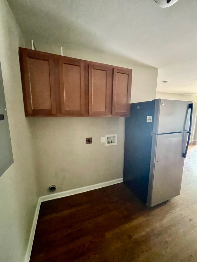 Building Photo - This cozy 2 bed 1 bath cottage style brick...
