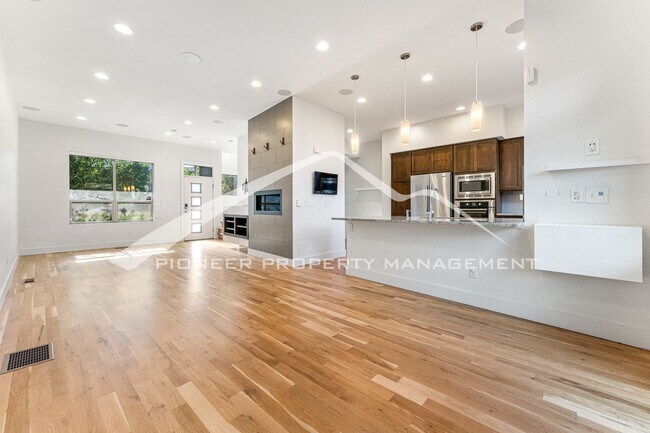 Building Photo - Gorgeous Townhome with Central A/C and 2 C...