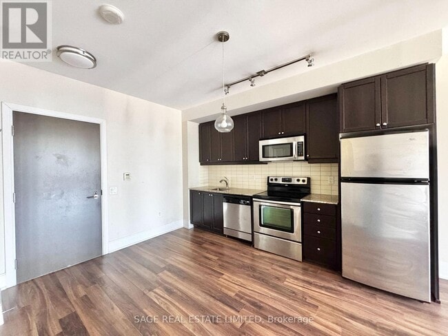 Building Photo - 560 Front St W