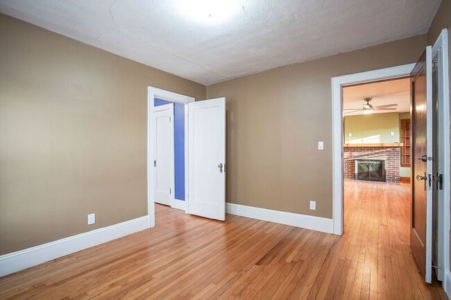 Building Photo - 109 Carver St