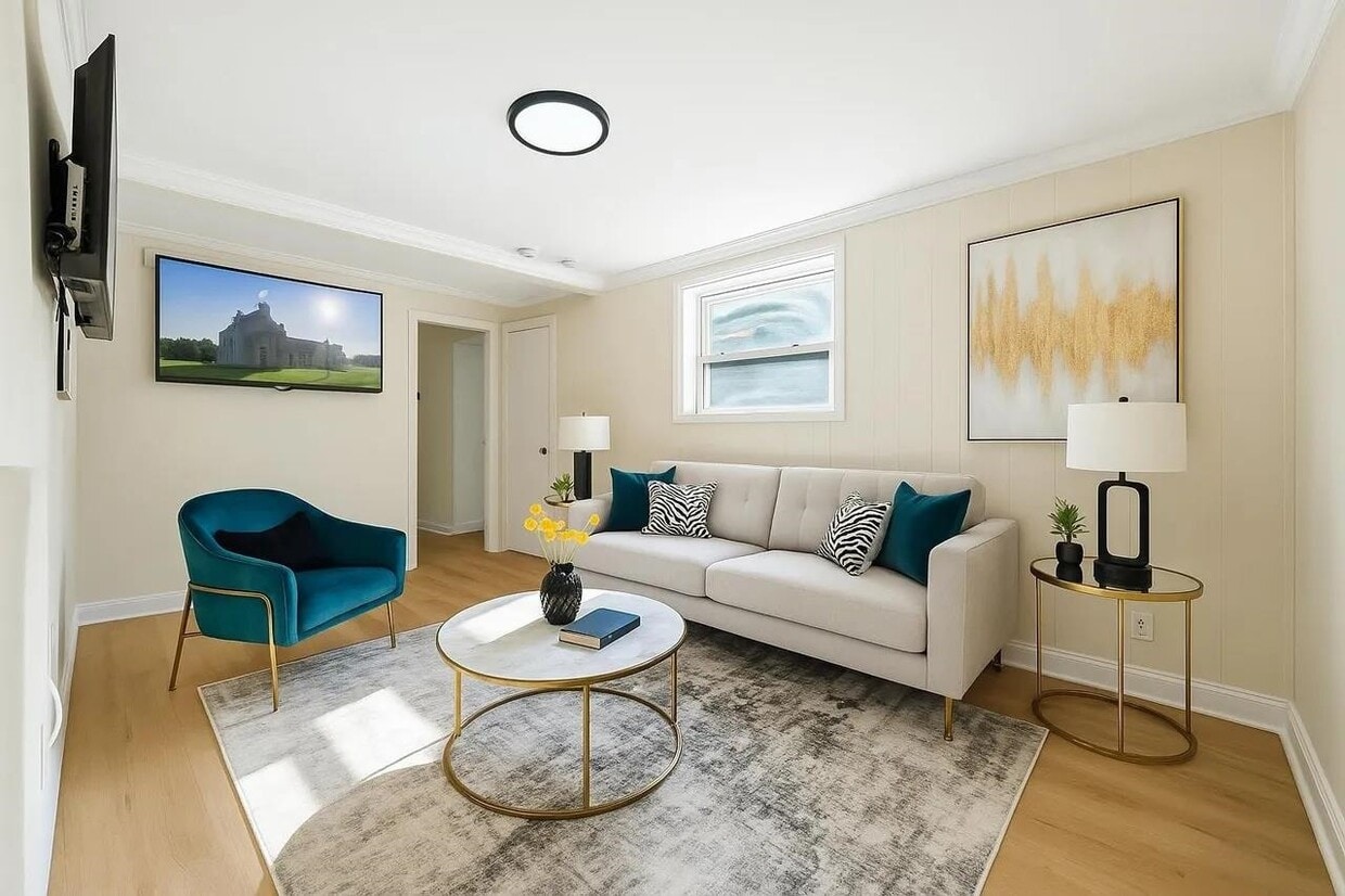 Primary Photo - 12 SADDLEWOOD Ct