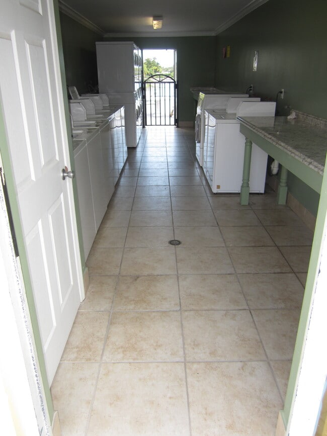 Laundry Room - 4050 Bayshore Dr