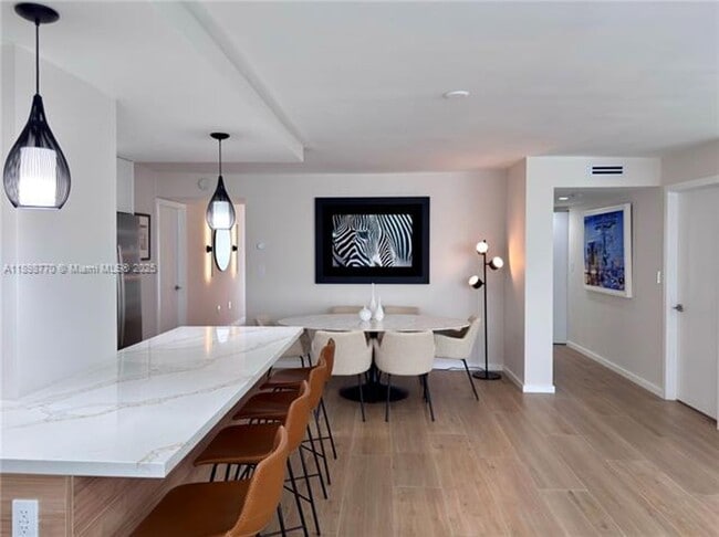 Foto del edificio - 10230 Collins Ave