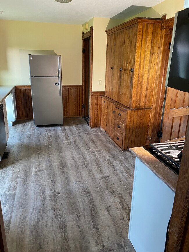 kitchen with plenty of cabinet and counter space - 400 Nottingham Rd