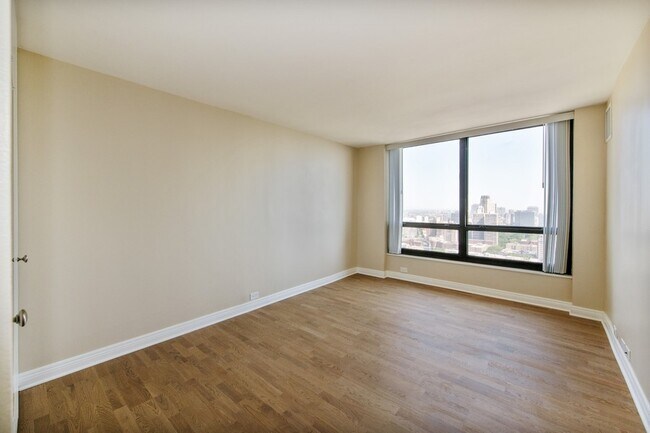 Building Photo - 2020 N Lincoln Park W