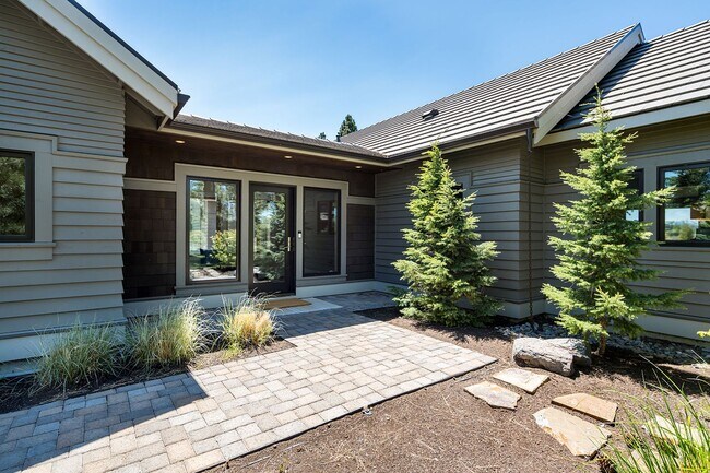Building Photo - High end home in Broken Top gated community