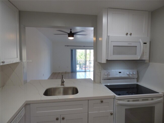 Building Photo - 9631 SW 77th Ave