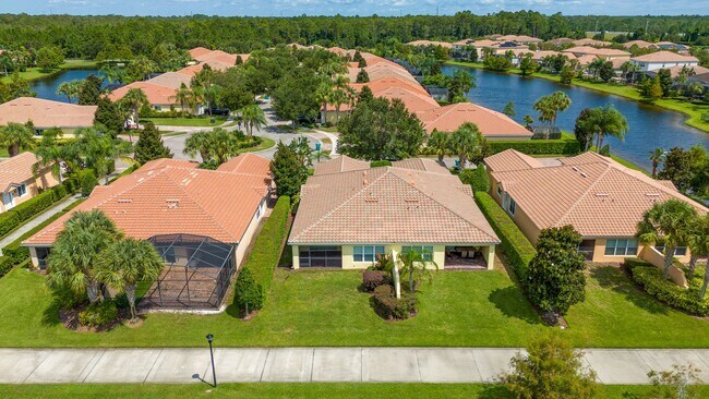 Foto del edificio - Deluxe Villa Lake view all Tile. 3 Bedrooms+2 Baths