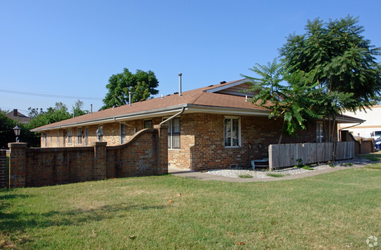 Primary Photo - 422 Elm St