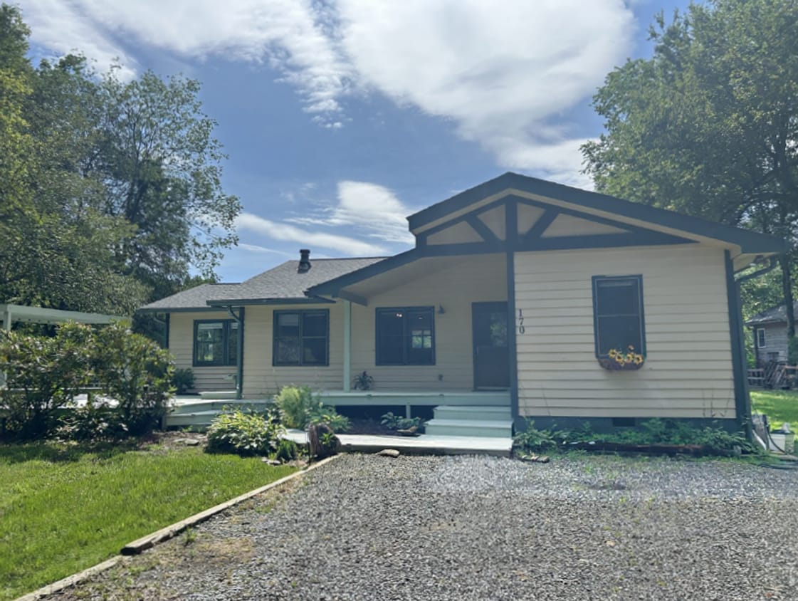 Fully Renovated 3BR/2BA Home with Creek Vi... - Fully Renovated 3BR/2BA Home with Creek Vi...