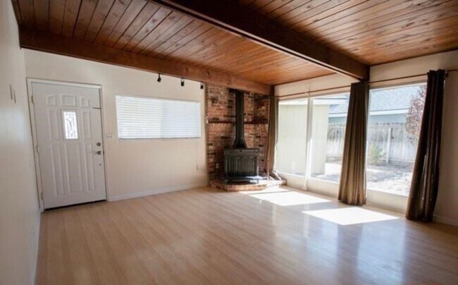 Foto del edificio - Beautiful 3 Bedroom 2 Bathroom Home Available 4/1/2026